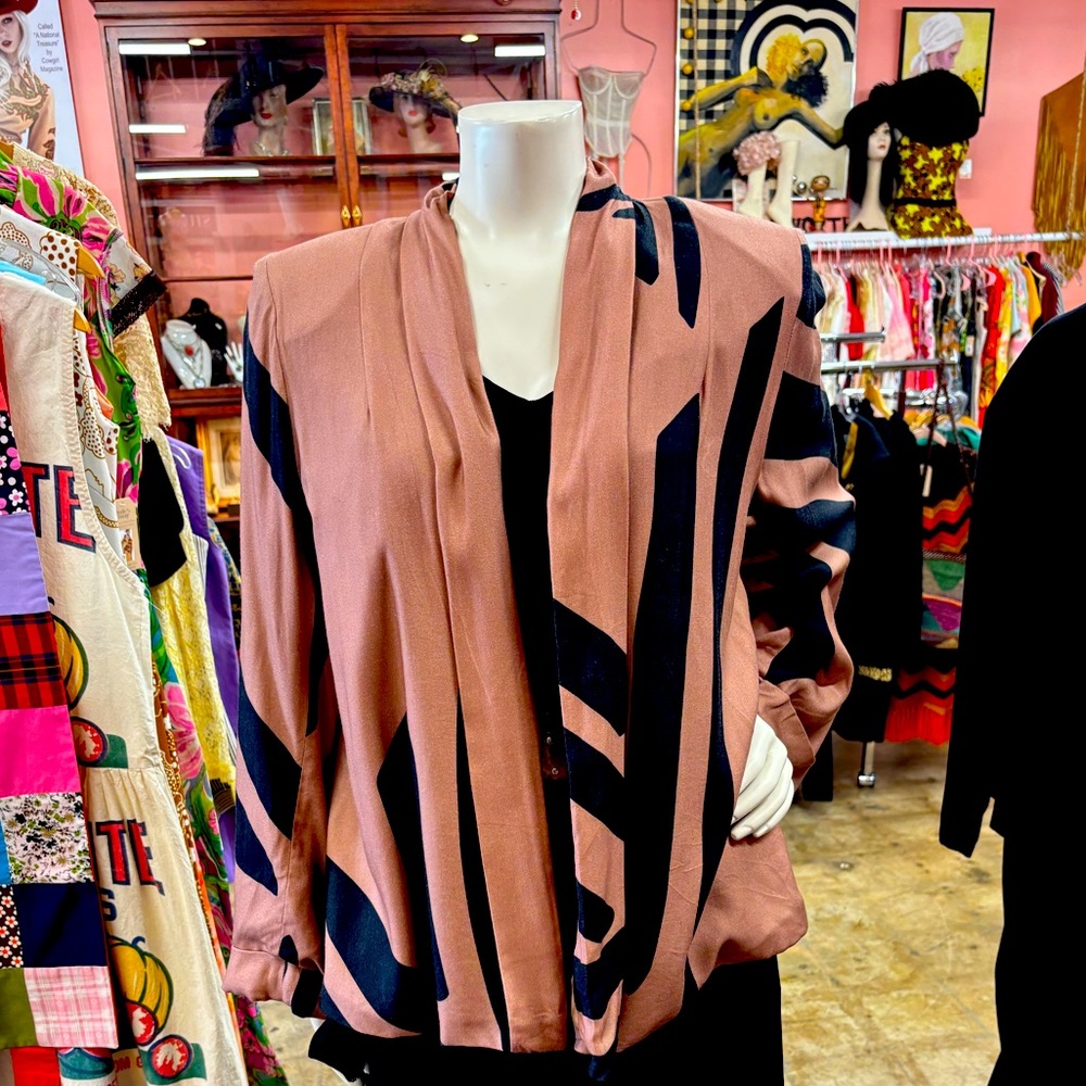 Vintage inspired swing blazer in bold print with shoulder pads ✨